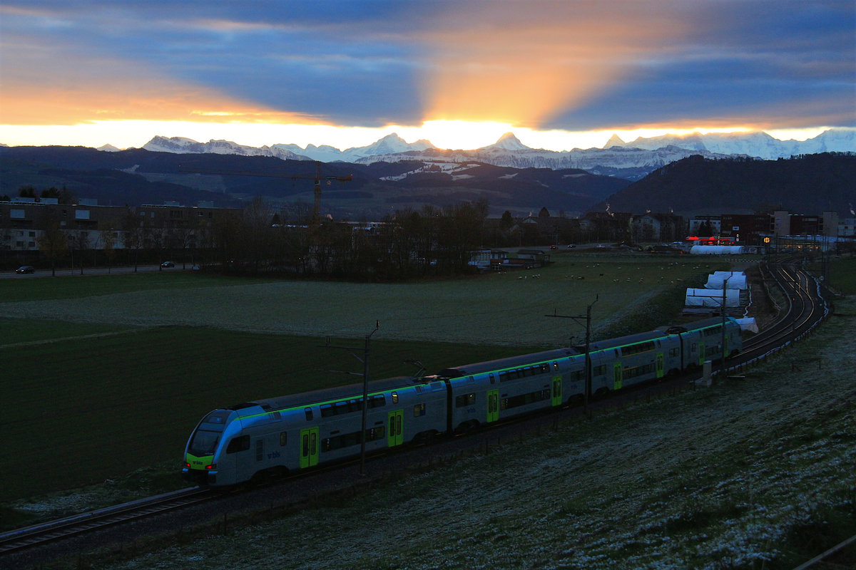 BLS MUTZ Doppelstockzug 029 knapp vor Sonnenaufgang. Kehrsatz Nord, 27.November 2017 