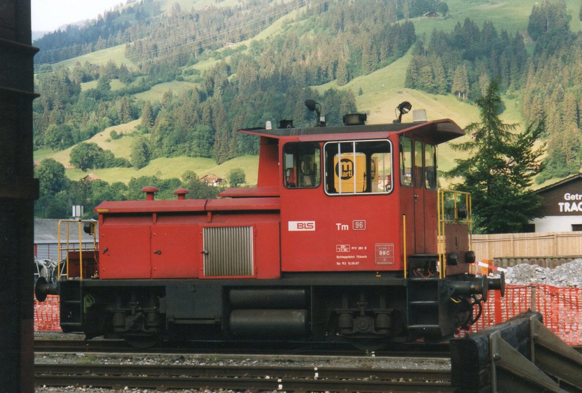 BLS Rangierlok Tm 096 steht am 24 Mai 2002 in Frutigen.