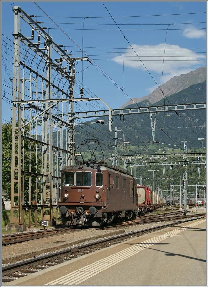 BLS Re 4/4 166 - 173, ab 1970; die BLS Re 4/4 167  Ausserberg  verlässt mit einem Güterzug den Bahnhof von Brig in Richtung Spiez. 

20. Aug. 2011