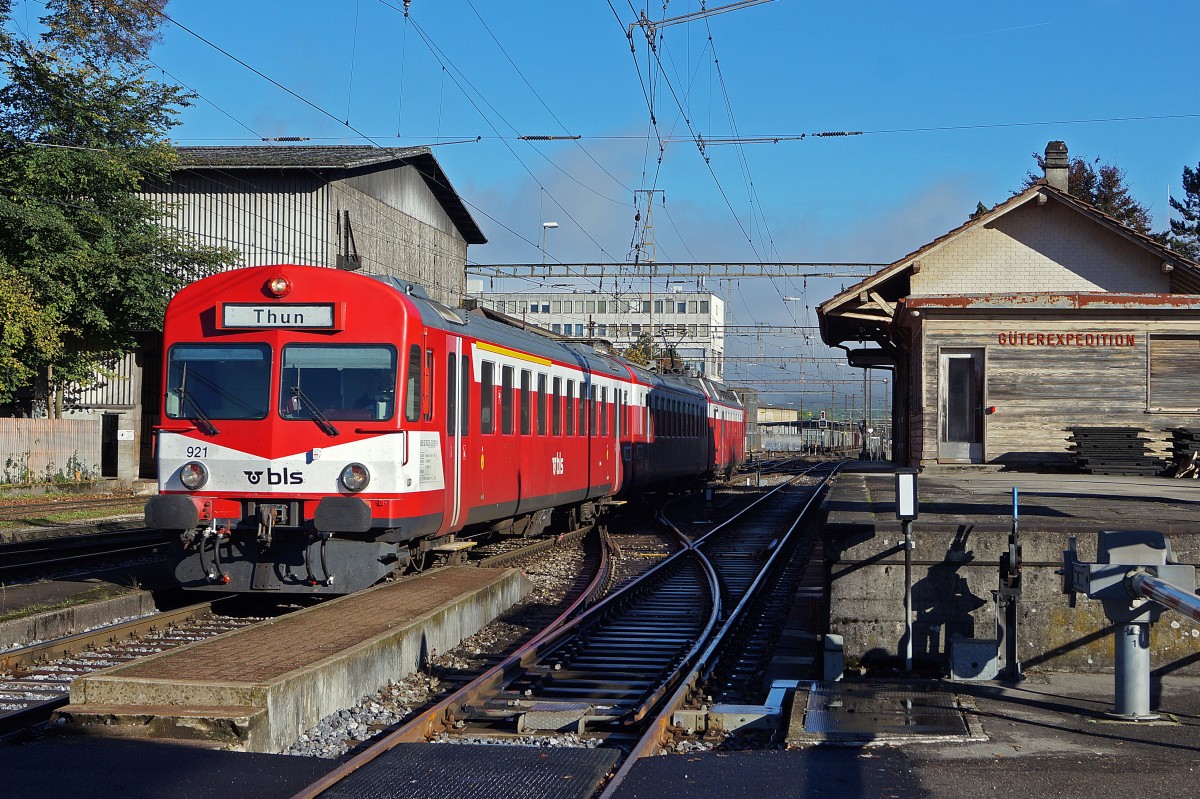 BLS:  TODGESAGTE LEBEN LAENGER  Noch am 14. Oktober 2014 stand ein RBDe 566 l-Pendel aus dem Jahre 1973 zwischen Solothurn und Thun im planmässigen Einsatz. Die Aufnahme des ABt 5038 38-33 921-9 ist in Gerlafingen in der ersten Morgensonne entstanden.
Foto: Walter Ruetsch 