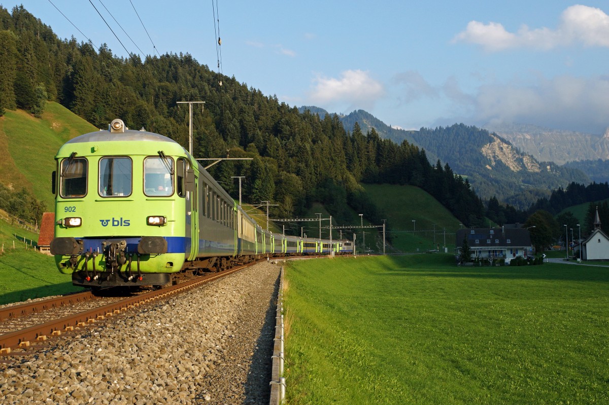 BLS: Verstrkter RE mit dem Bt 902 (ehemals Seehas/MThB) bei Wiggen im letzten Abendlicht am 9. September 2015.
Foto: Walter Ruetsch