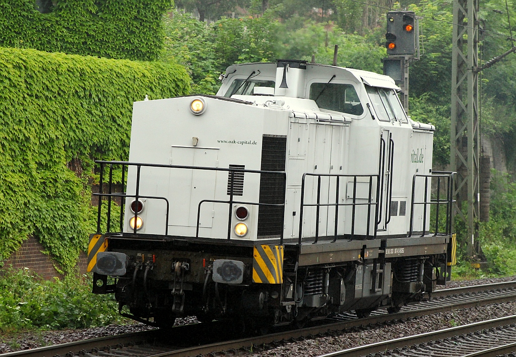 BOEG 203 007-0 unterwegs fr oak-capital dieselt hier bei leichtem Nieselregen einsam durch HH-Harburg.  29.06.2013 (01800)