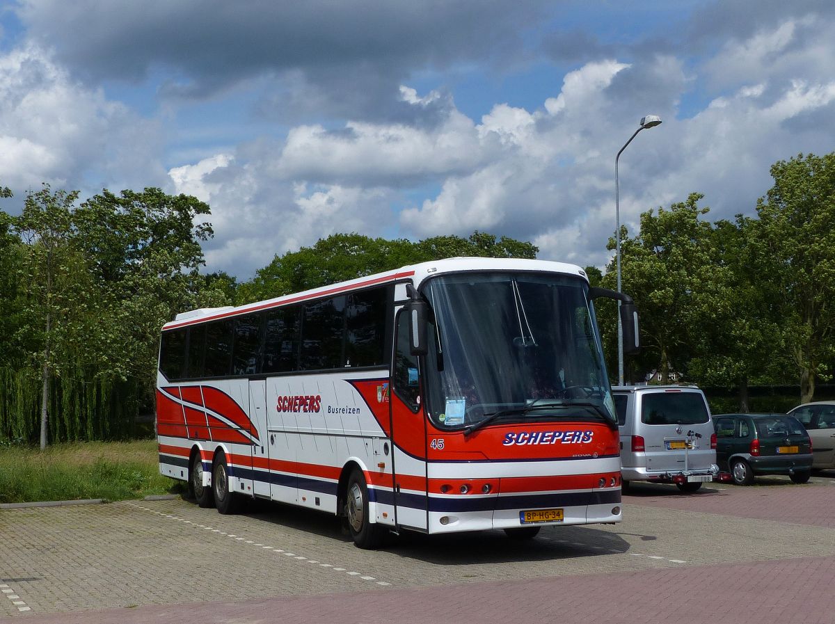 Bova Futura FHD14 Reisebus der Firma Schepers Wagen Nummer 45 Baujahr 2004, Doesburg, Niederlande 13-06-2019.

Bova Futura FHD14 reisbus van Schepers bus nummer 45 bouwjaar 2004, Doesburg 13-06-2019.