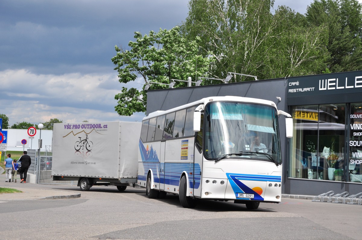 Bova Futura mit Radanhnger aus der CZ am 17.5.2015 in Krems.