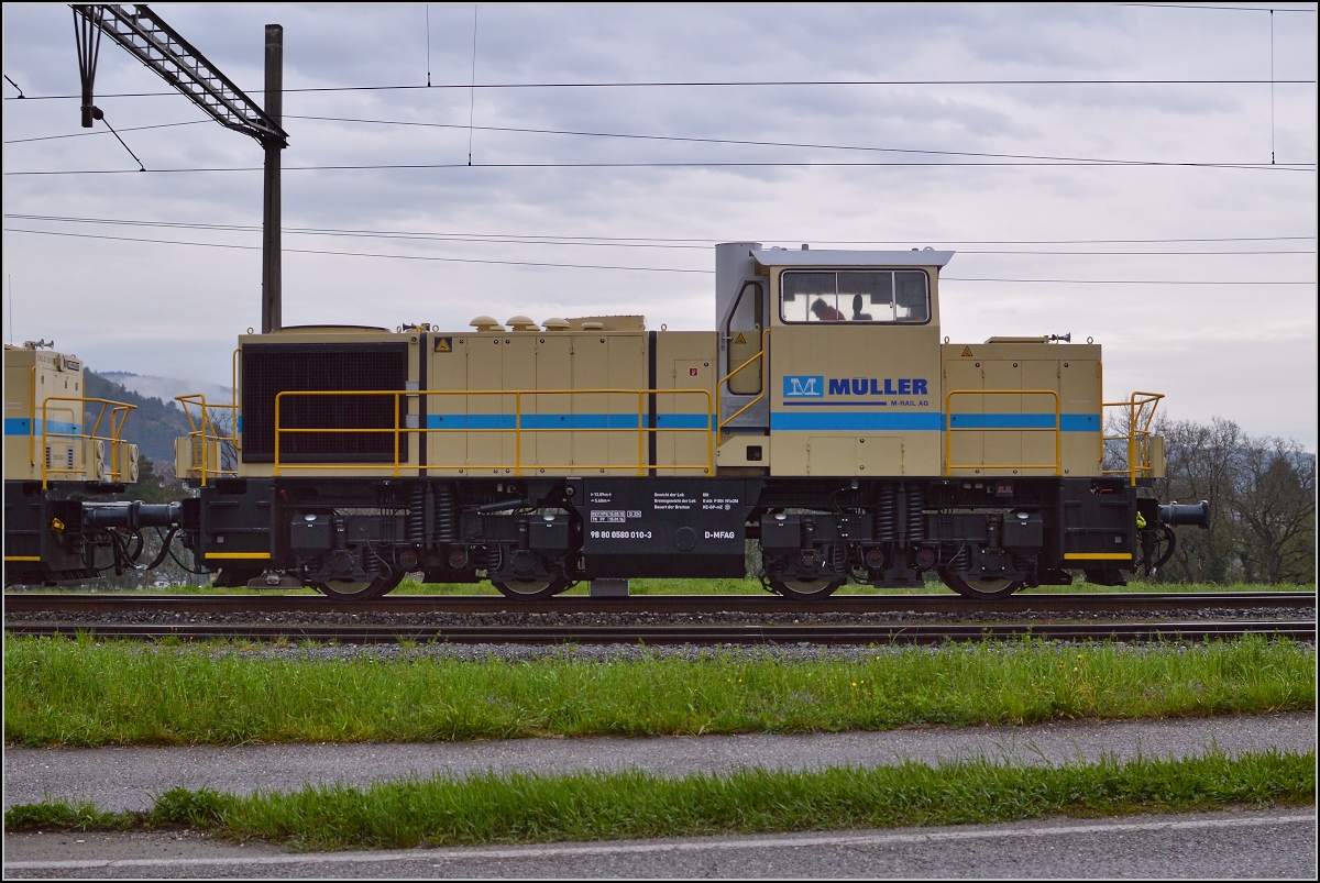 BR 0 580 der Müller-Rail AG im alten Bahnhof von Weiach. Hier 580 010-3. April 2016.