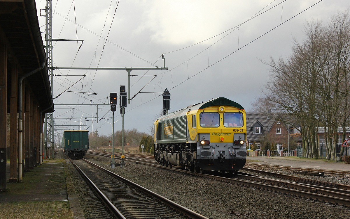 BRLL/Freightliner 653-09(266 119-7) rangiert um den im Hauptgleis abgestellten leeren Düngerzug rum. Jübek 01.03.2017