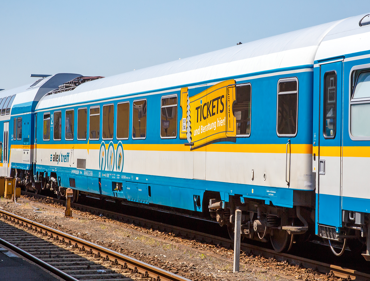 
BRmz alex treff-Wagen D-VBG 56 80 85-95 152-9 der Vogtlandbahn GmbH (ex Regental), eingereiht im ALX 84110  (alex) München Hbf - Hof Hbf, am 01.07.2015 beim Halt im Bahnhof Marktredwitz.

Diese Wagen sind das Herzstück“ jedes alex-Zuges ist der „treff“-Wagen, in dem Snacks, Getränke sowie Fahrscheine erworben werden können. 

TECHNISCHE DATEN:
Spurweite: 1.435 mm
Länge über Puffer:  27.500 mm
Wagenkastenlänge:  27.200 mm
Drehzapfenabstand:  19.500 mm
Achsstand im Drehgestell:  2.500 mm
Drehgestellbauart:  Minden-Deutz 367
Leergewicht:  48 t
Höchstgeschwindigkeit: 200 km/h
Zulassungen für: D, A und CH
Sitzplätze: 29 in der 2. Klasse
Bremsbauart:  KE-GPR-Mg 
Bremsgewichte: P 53 t, G 44 t