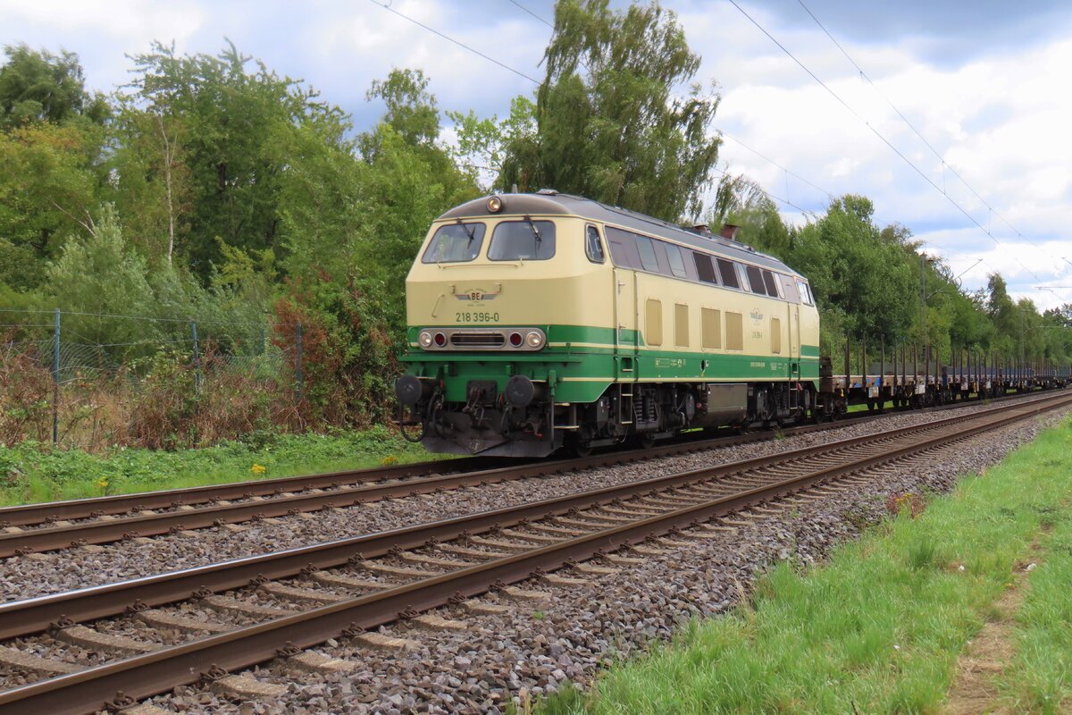 Brohltalbahn 218 396 schlept der |Leergarnitur von der Spelle Aluzug durch Kaarst Broicherseite am 23 Juli 2025.