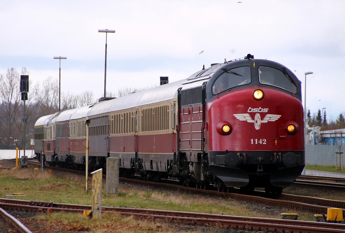 bsbs(Braunschweiger Bahn Service GmbH) MY 1142/ 227 005-6 mit dem AKE Rheingold als DPF 25153(Westerland-Koblenz Hbf)festgehalten bei der Einfahrt in Husum. Husum-Nord 26.03.2014