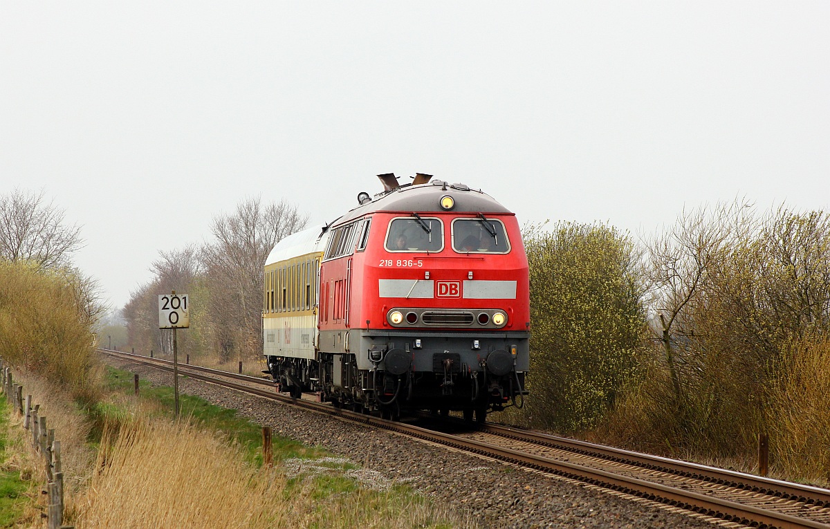 Bü 142-Süderende kurz vor Niebüll...MINI Messzug bestehend aus 218 836-5(Unt/HB X/14.09.07,Verl./ANB/06.09.14,Verl./HB X704.09.15)und dem RAILab I der DB Netzinstandhaltung/Fahrwegmessung(63 80 99-91 004-1, Dienst mz 308, DB Netz AG Minden). Süderende/Niebüll 14.04.2015