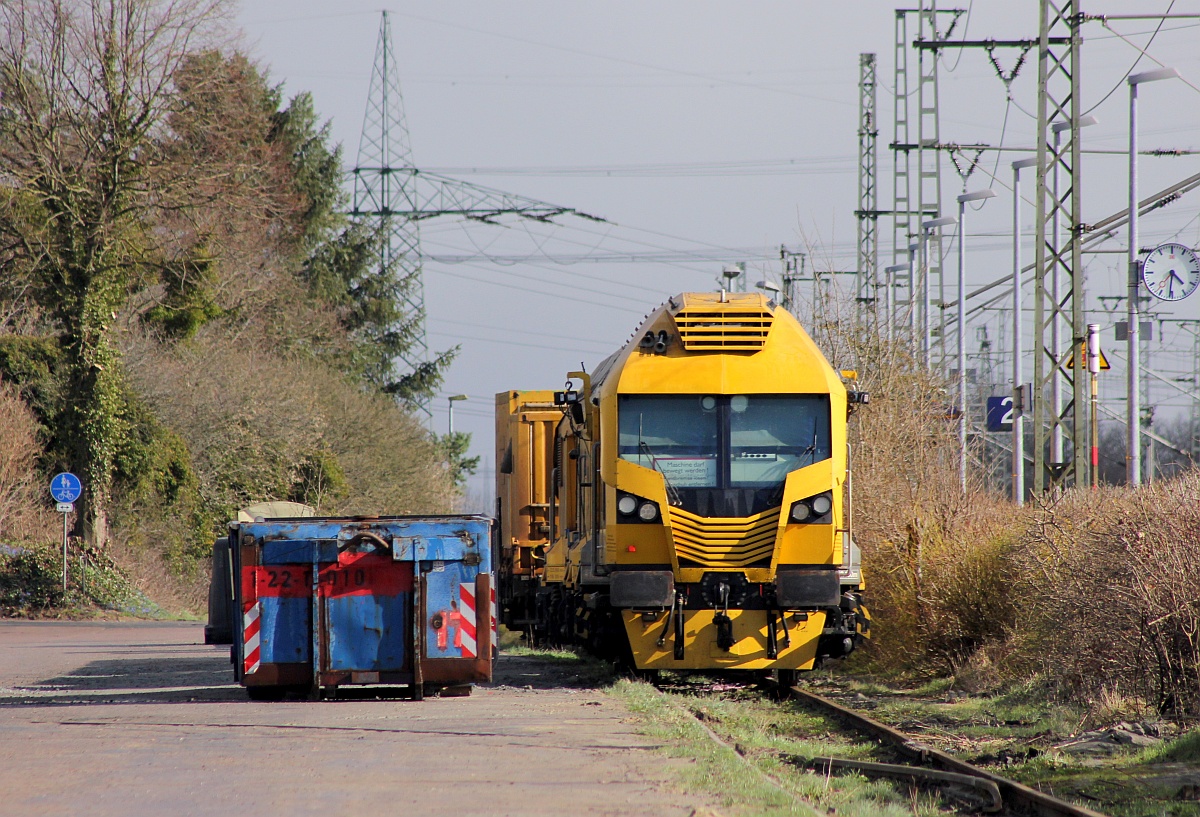  Bumble-Bee  ist immernoch zu Gast im Norden. Linsinger Schienenfräszug MG 31 in Jübek. 08.04.21