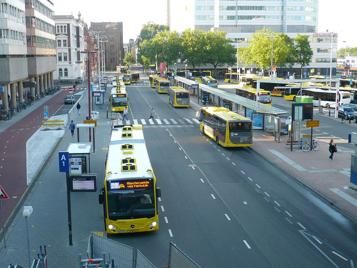 Busbahnhof Stationsplein, Utrecht Centraal Station 30-05-2014.

Busstation Stationsplein, Utrecht Centraal Station 30-05-2014.