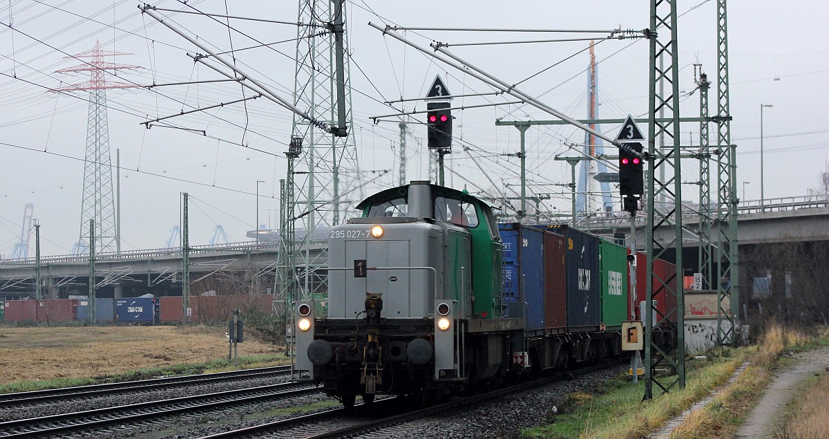 BUVL 295 027-7(REV/BCS X/26.04.12, Verl/BUVL/26.04.2019)mit Container-Zug Richtung Alte Sderelbe. Altenwerder/Dradenau 22.12.2018