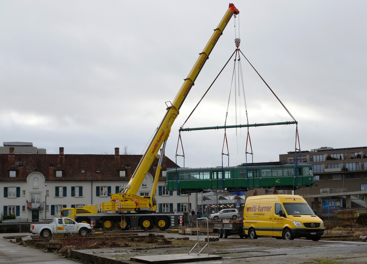 BVB: Abschied von den Be 4/6 623 - 658 aus dem Jahre 1972. Der Verlad f�r die lange Reise nach Belgrad, beim alten G�terbahnhof Dreispitz, fand vom 1. bis 3. Februar 2016 statt. In ihrer neuen Heimat sollen die gut gepflegten Veteranen aus der Schweiz noch ca. zehn Jahre im Einsatz stehen. Die allerletzten Fahrten auf den BVB-Geleisen waren nur noch mit der Unterst�tzung vom Be 4/4 490 (FCB) und einem BVB-Werkstattlastwagen der Marke Mercedes m�glich. F�r das Rangierman�ver von SBB Cargo stand die Bm 4/4 18414 im Einsatz. Die Aufnahmen stammen vom 1. Februar 2016.
Foto: Walter Ruetsch 
     