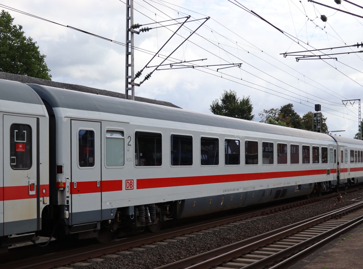 Bvmsz 186.6 Intercity Reisezugwagen 2.klasse mit Nummer D-DB 61 80 21-94 665-1 Bahnhof Salzbergen, Deutschland 16-09-2021.

Bvmsz 186.6 Intercityrijtuig tweede klasse met nummer D-DB 61 80 21-94 665-1 station Salzbergen, Duitsland 16-09-2021.
