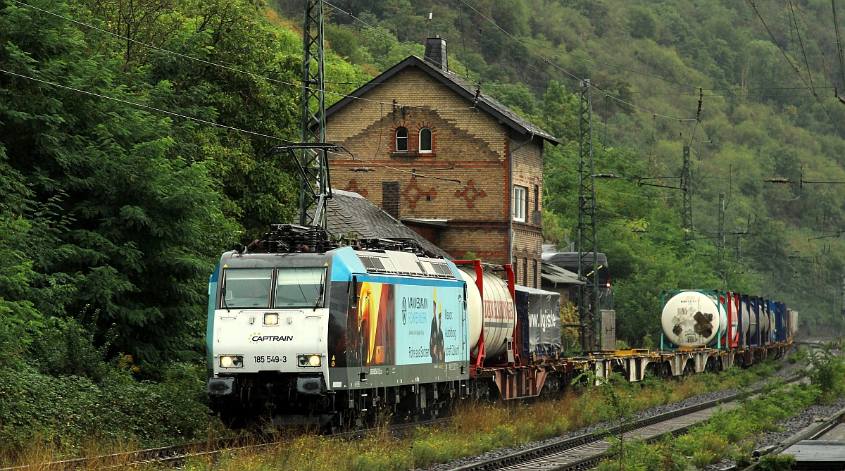 Captrain 185 549-3  Mannesmann  mit Tragwagenzug gen Koblenz. Kaub 15.09.2021 II