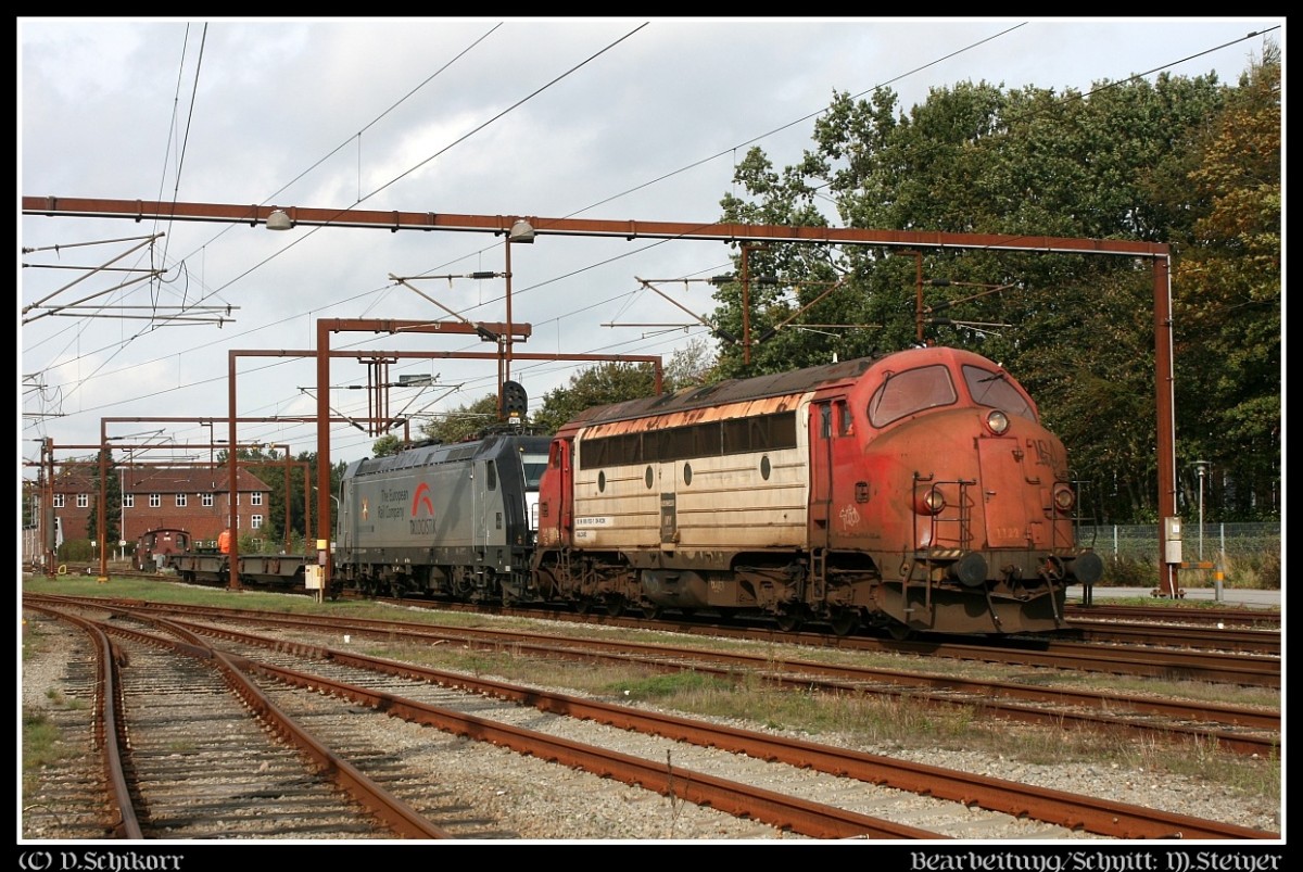 Captrain MY 1122 hat die TXL/MRCE 6 185 408 und zwei Tragwagen übernommen und rangiert diese zum TXL Terminal im Industriegebiet Padborg. 09.10.2014