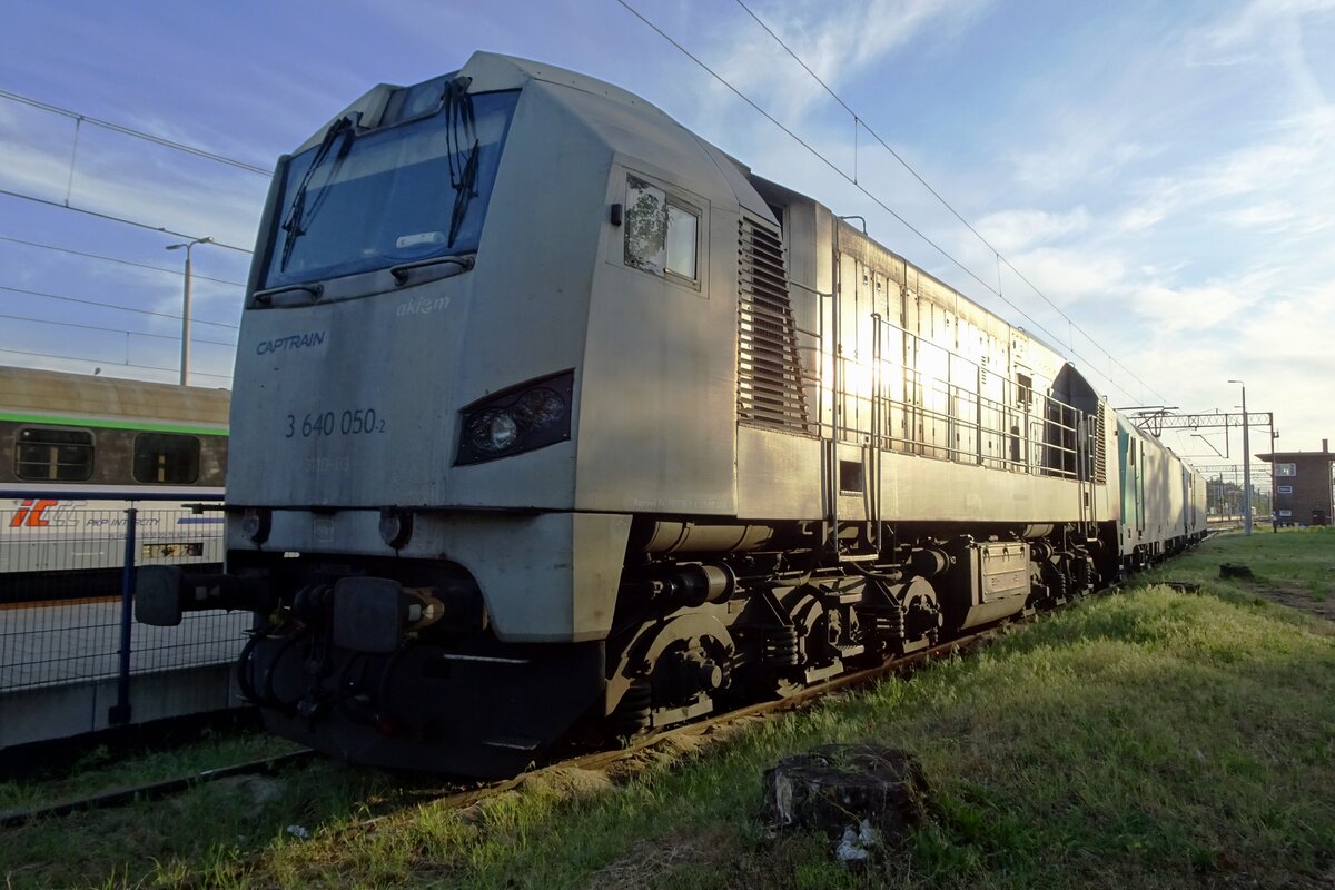 CapTrain Polska 640 050 steht am Abend von 6 Mai abgestellt in Rzepin. Dieser Loktyp ist ein komplett modernisierter Taigatrommel. 