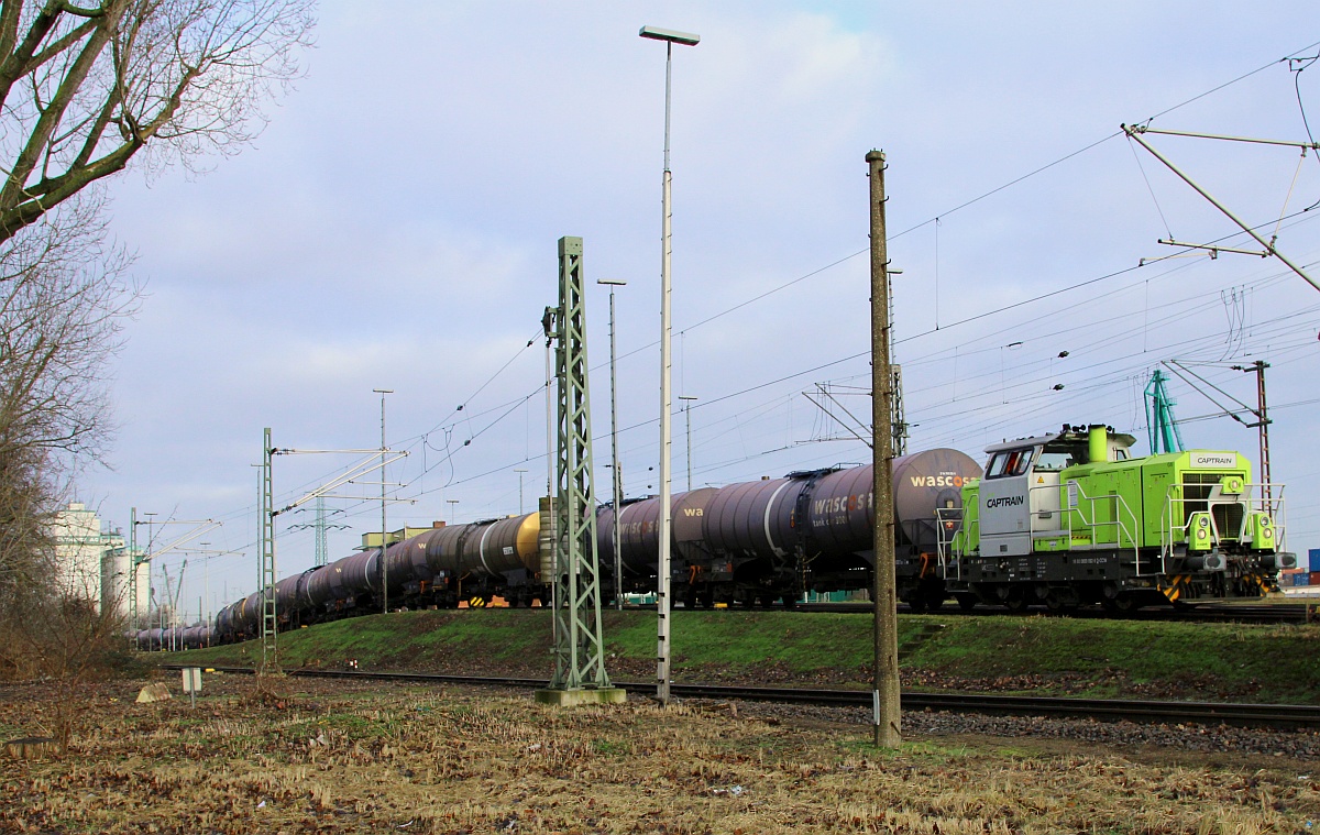 Captrain/CCW 650 092-6 zieht hier lautstark einen langen KeWa Zug über den Ablaufberg Hohe Schaar. 15.01.2022 II