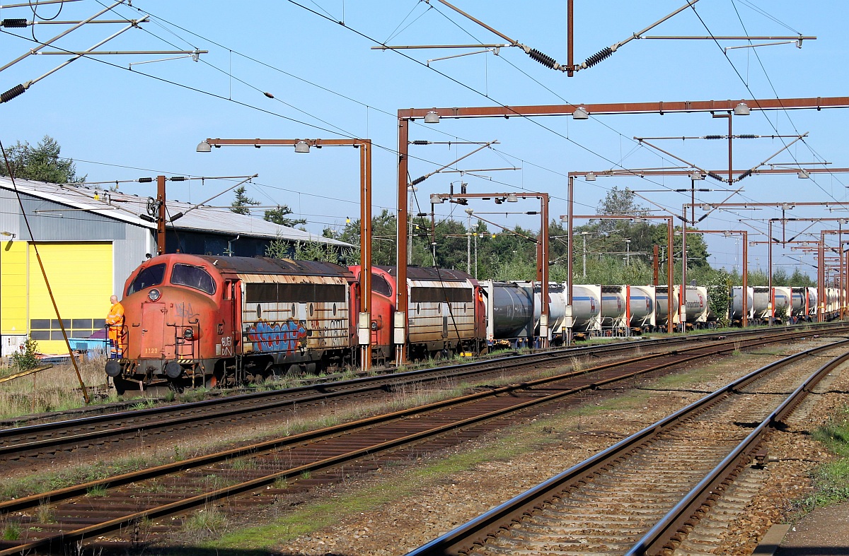 Captrain/Railcare MY 1122 und 1134 ziehen hier einen Zementzug aus der Abstellgruppe in den Bhf Padborg. 03.10.2013