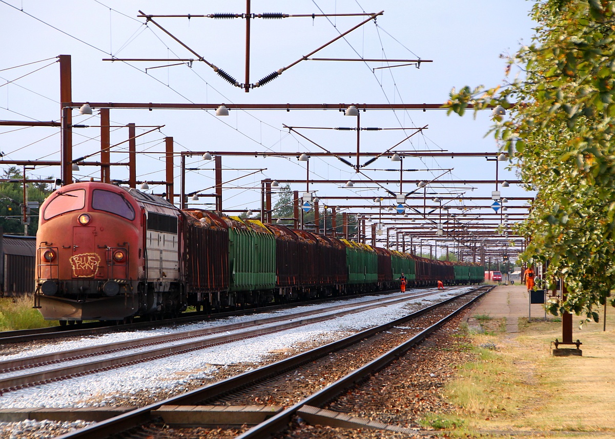 Captrain/Railcare MY 1122 hat gerade einen Holzzug zusammen gestellt der wenig später abgeholt wurde. Im Vordergrund sieht man das komplett erneuerte Gütergleis welches nun einen 835m Zug aufnehmen kann. Padborg 04.08.2014