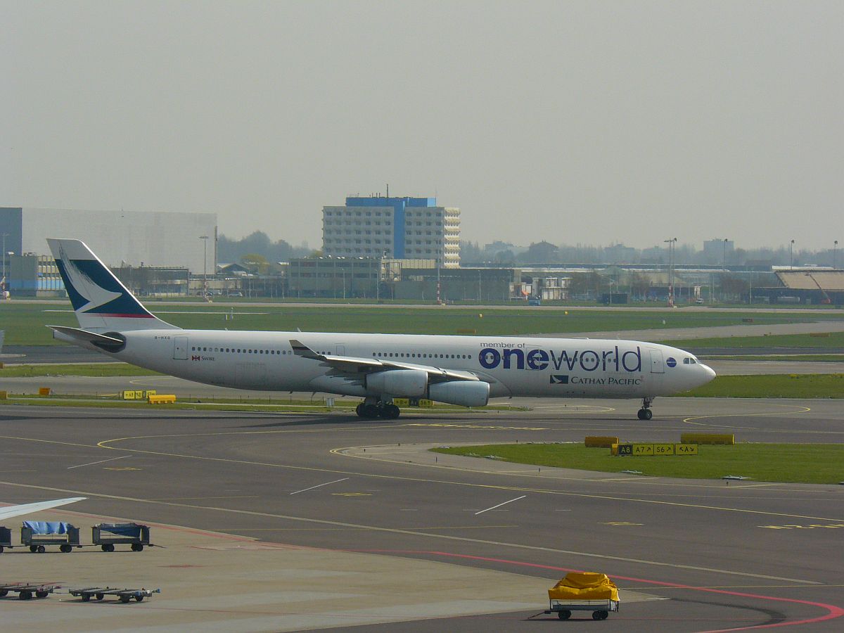 Cathay Pacific Airbus A340-313X  B-HXG baujahr 1998. Flughafen Schiphol, Amsterdam, Niederlande 30-03-2014.

Cathay Pacific Airbus A340-313X geregistreerd als B-HXG. Eerste vlucht van dit vliegtuig 16-01-1998. Luchthaven Schiphol, Amsterdam 30-03-2014.
