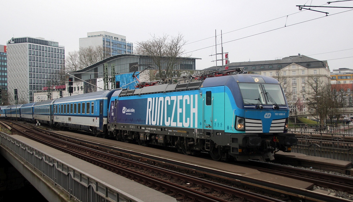 CD 193 688-9 (91 80 6193 688-9 D-RAILL) mit EC Einfahrt Hamburg Dammtor.  08.04.2023