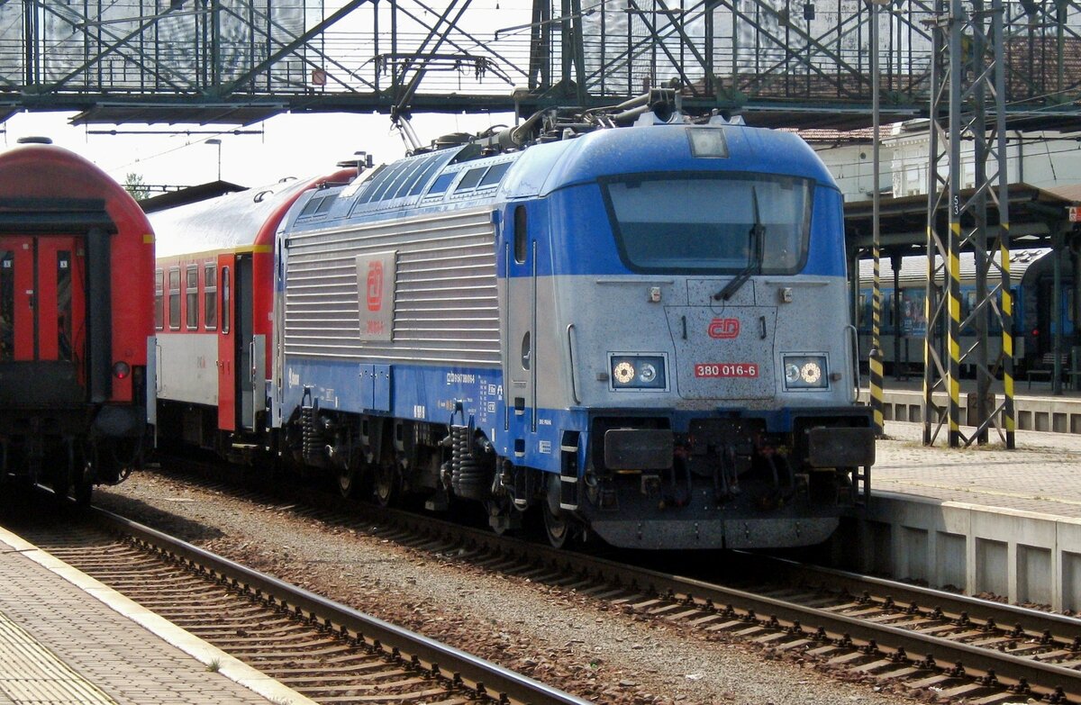 CD 380 016 steht am 1 Juni 2012 in Bohumín mit ein EuroCity nach Warszawa. In Bohumin findet Lokwechsel auf einer PKP EP09 statt.