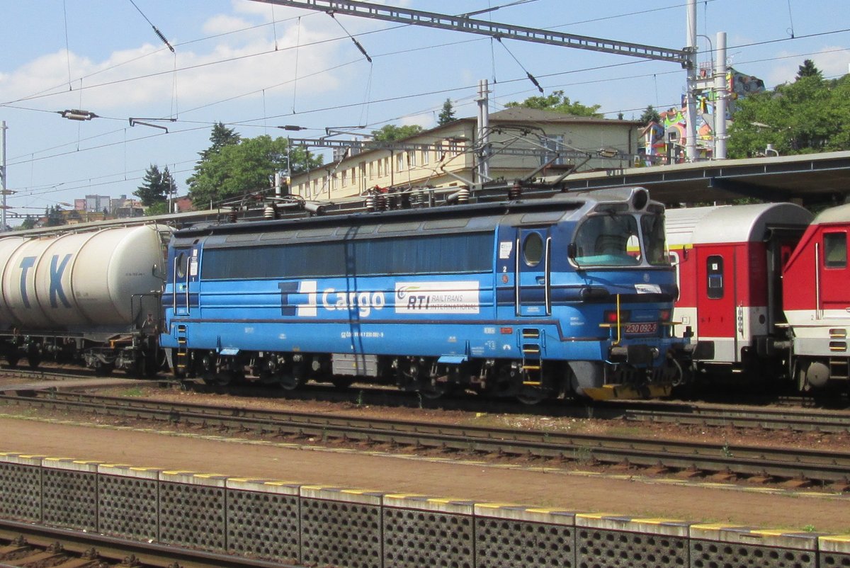 CD Cargo 230 092 schiebt als S�ldner in Dienst von LokoRail- ein Kesselwagen durch Bratislava hl.st. am 2 Juni 2015.