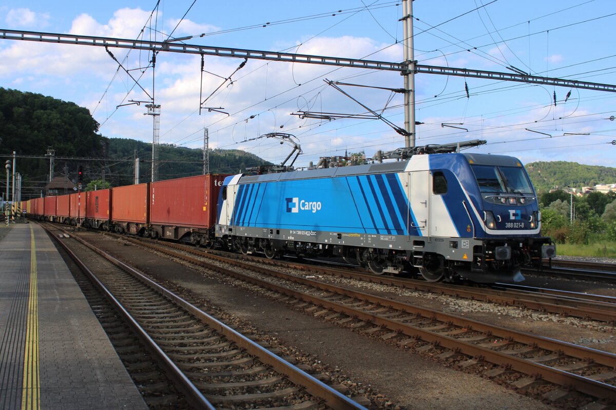 CD Cargo 388 021 schelpt am 27 Mai 2025 ein Ganzzug durch Decin hl.n. nach Usti nad Labem.