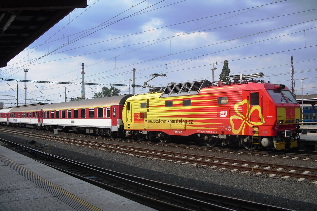 CD Werbelok 151 014 steht am 30 Mai 2012 mit ein EC nach Budapest in Koln.