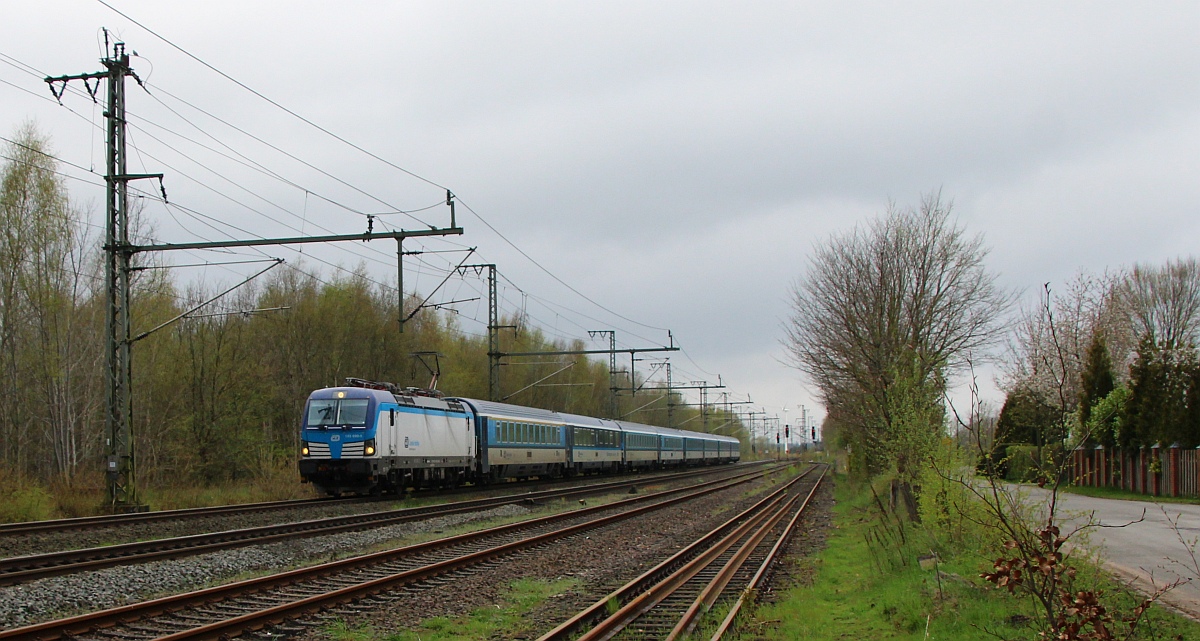 CD/RAILL 193 690-5, REV/MMAL/10.08.22 mit dem EC 175 nach Prag aufgenommen in Jübek am 24.04.2023 II