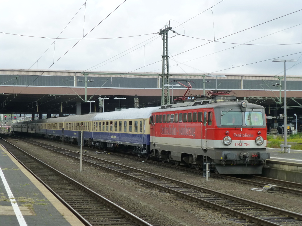 Centralbahn-1142 704 steht am 25.9.15 Richtung Südosten im Hbf Düsseldorf.