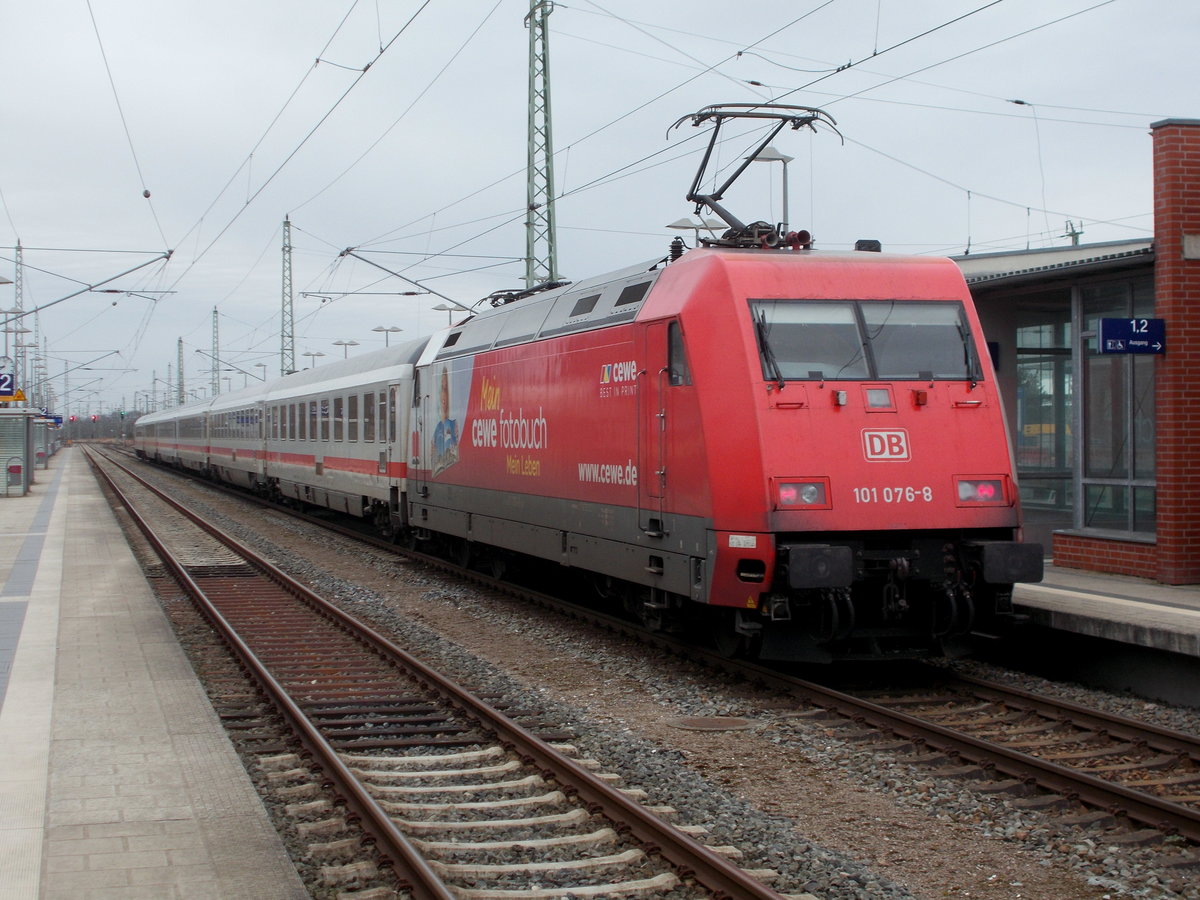 CEWE Fotobuch 101 076 und der IC 2425 Binz-Berlin Hbf,am 23.März 2017,beim Halt in Bergen/Rügen.