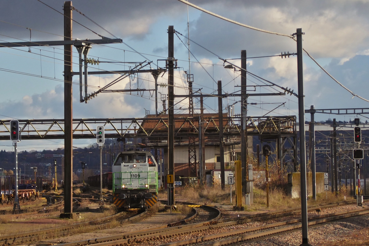CFL Cargo 1109, rangiert in der Abstellung von Esch Belval, hier machte sie Halt und fuhr wieder zur�ck in die Abstellung. Aufgenommen vom Bahnsteig im Bahnhof Belval Universit�. 21.11.2025