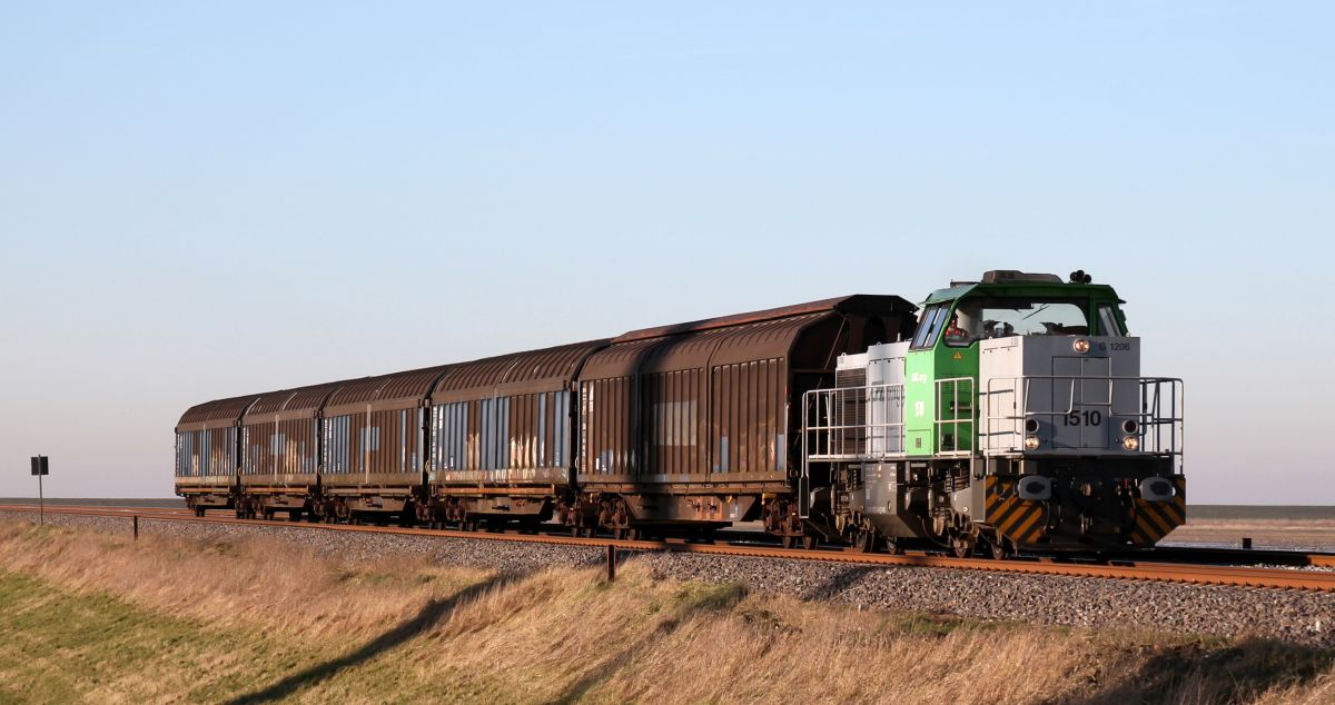 CFL Cargo 1510 mit Güterzug von Westerland nach Niebüll. Wiedingharder Neuer Koog 15.02.19