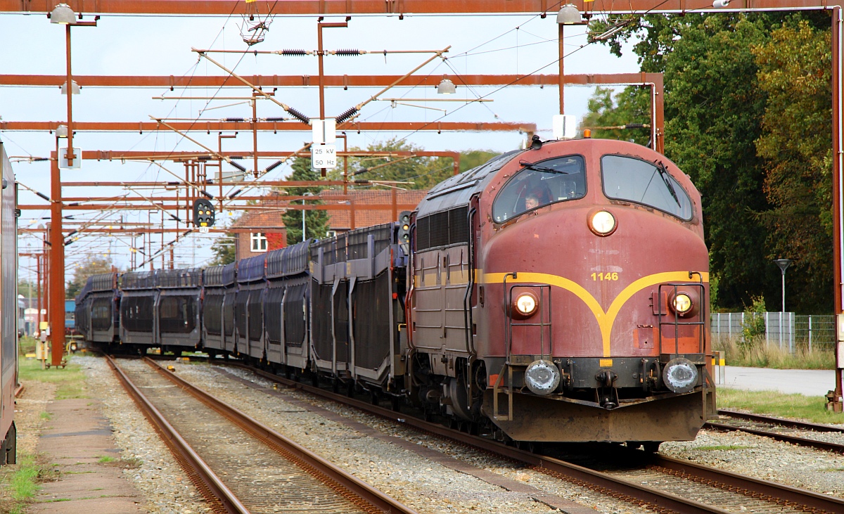 CFL Cargo Litra MY 1146 hat mit einem GEFCO Autotransport-Leerzug Einfahrt in Pattburg. 12.10.2022