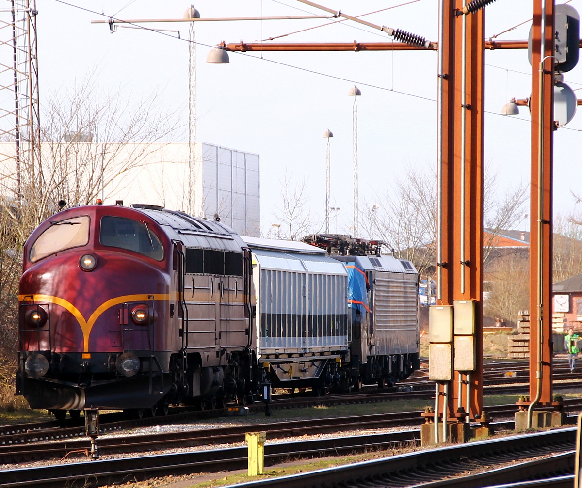 CFL Cargo MY 1146 zieht die an einem Hilfswagen der Railadventure angehängte Unfalllok 189 115 aus dem Gbf. Padborg 08.03.2014