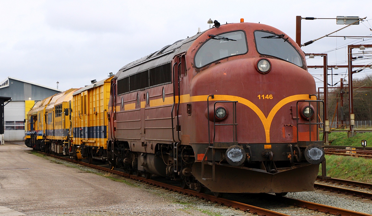 CFL Litra MY 1146 mit Vossloh Schienenfräse 9427 001-9 und Begleitwagen 1529 001-6, Pattburg/DK 16.01.2023 II