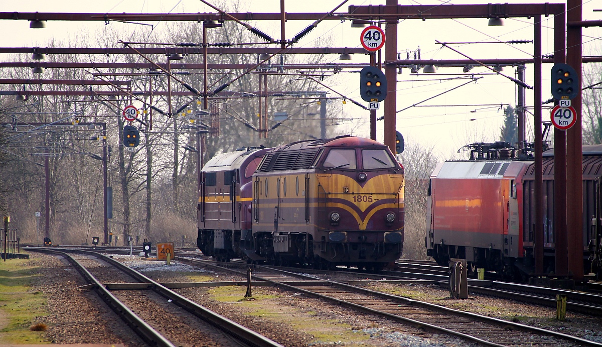 CFL MX 1029 und 1805 haben ihren Zug abgestellt und dieseln nun in den Abstellbereich wo die 1805 abgestellt wird und die 1029 anschliessend zum tanken weiter fuhr. Padborg 27.02.2014