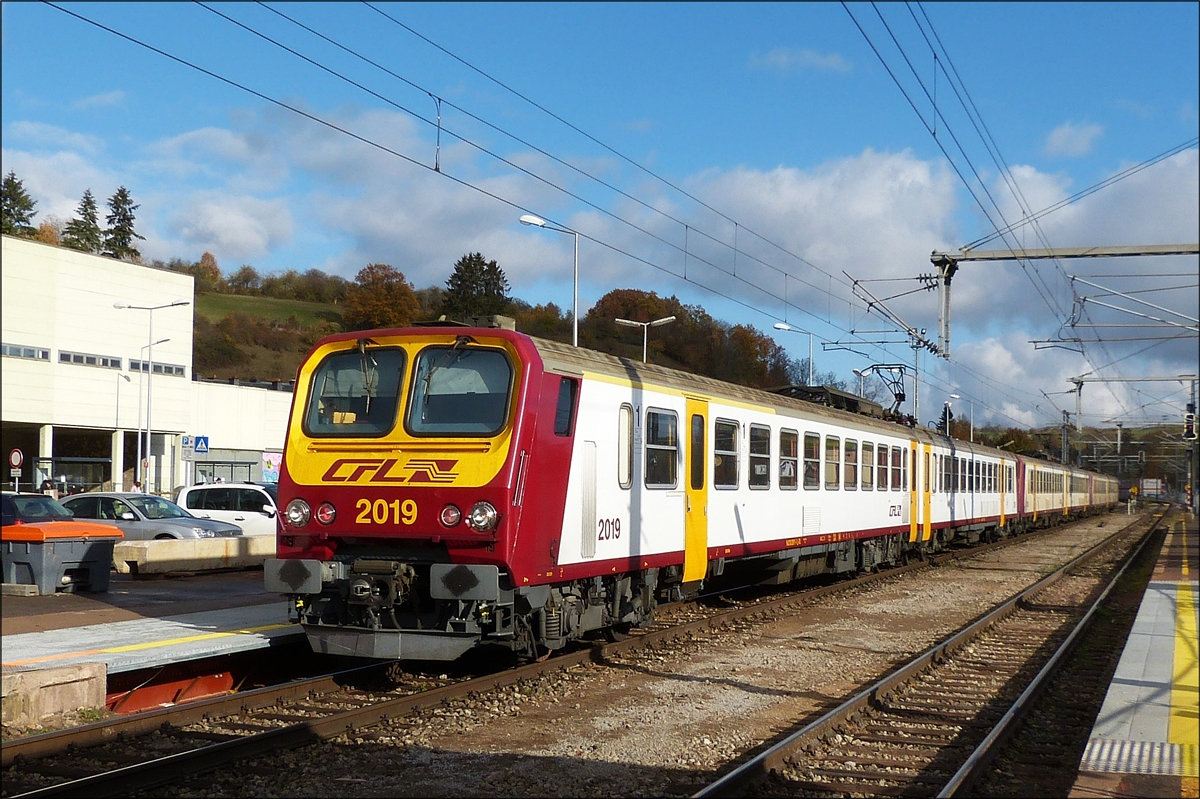 CFL Z 2 im Dreierpack, 2019, 2005 und 2002 fahren in den Bahnhof von Ettelbrück ein. Diese Garnitur wäre normalerweise nach Diekirch gefahren, aber wegen Bauarbeiten am Bahnsteig in Richtung Diekirch musste diese Garnitur bis oberhalb des Bahnhofs in Richtung Michelau fahren um den Zug nach Troisvierges vorbei zulassen und danach wieder in den Bahnhof einzufahren um als RB die Strecke Ettelbrück Luxemburg zu bediennen.  08.11.2018 (Hans)