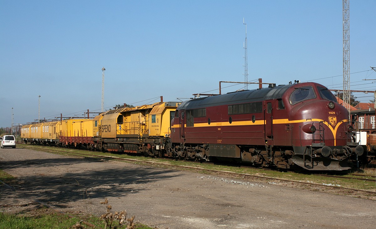 CFLCargo MX 1029 mit SPENO RR 16 MS-6 Schleifzug abgestellt im dänischen Padborg. 03.10.2015