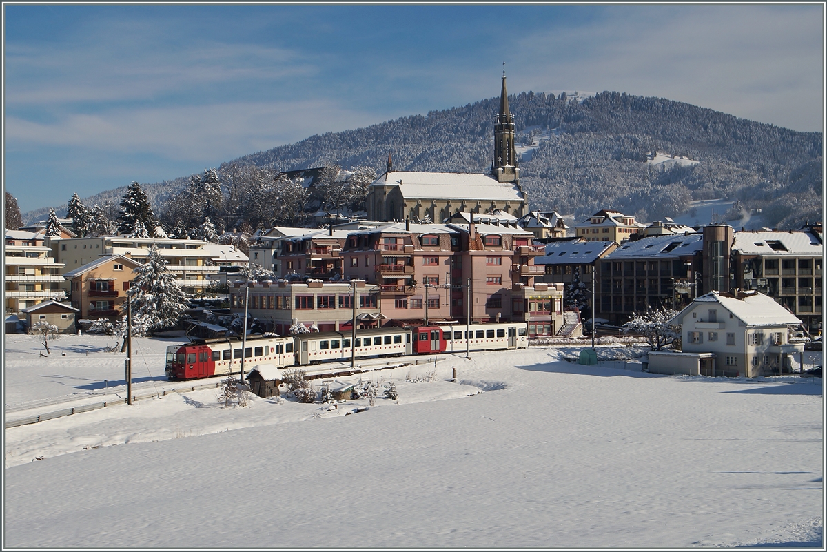 Châtel St Denis befindet sich auf 807 m.ü.M uns so liegt hier Schnee, wenn es im Flachland grün ist. Vor dem Hintergrund der Stadt und der Freiburger Alpen verlässt der TPF Regionalzug S 51 14859 Châtel St-Denis Richtung Palézieux.
21. Jan. 2015