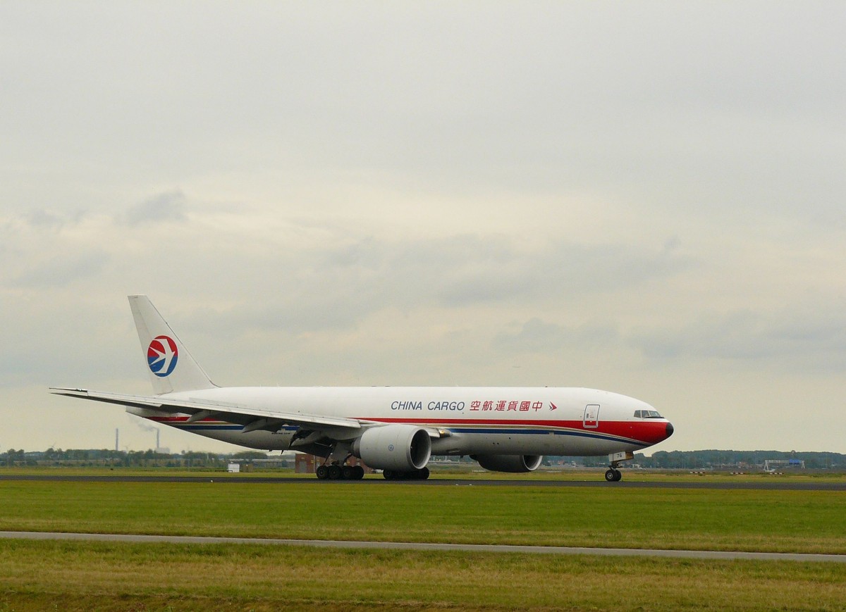 China Cargo Boeing 777-F6N geregistreerd als B-2076  op de Polderbaan van de luchthaven Schiphol. Eerste vlucht van dit vliegtuig 27-01-2010. IJweg Vijfhuizen 08-09-2013.