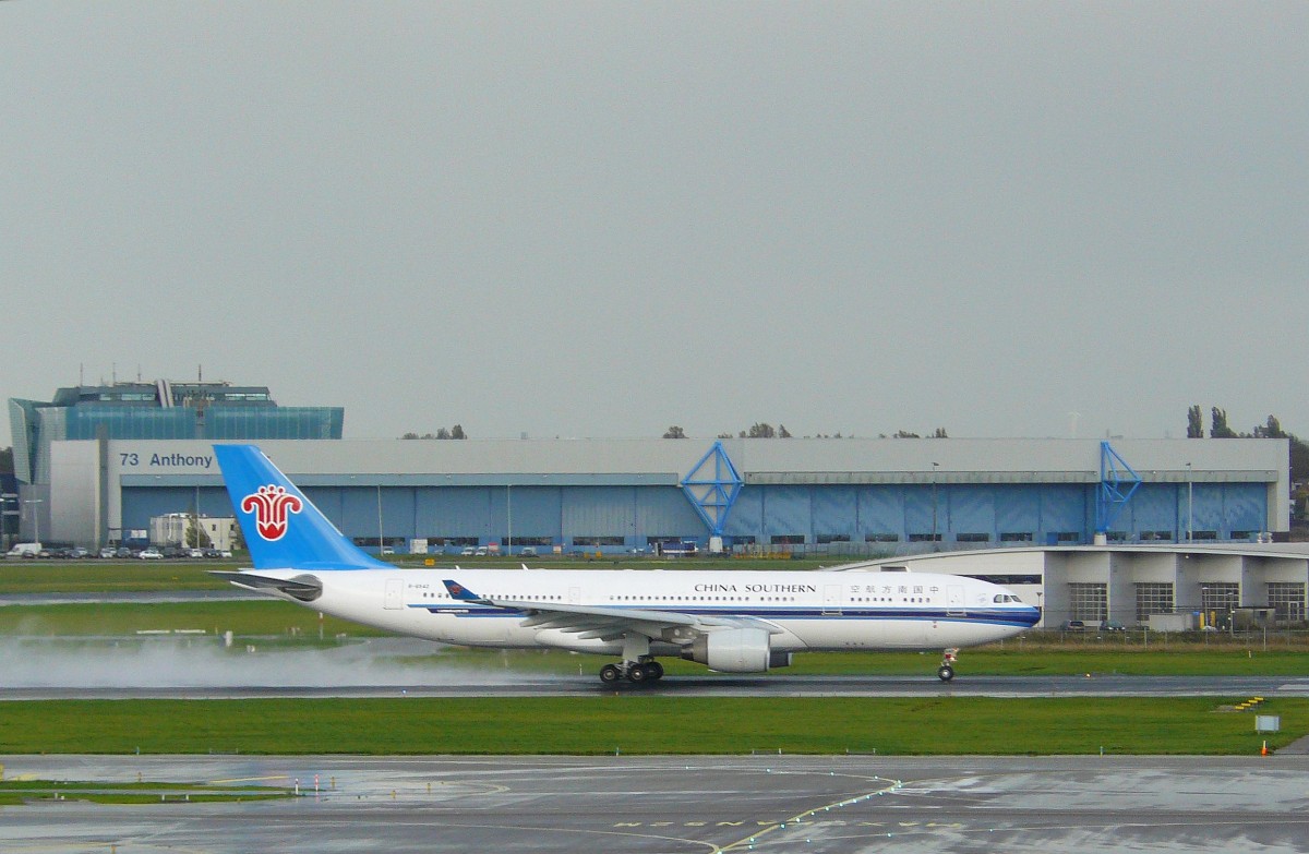 China Southern Airbus A330-223  B-6542. Flughafen Schiphol, Amsterdam 03-11-2013.

China Southern Airbus A330-223 geregistreerd als B-6542. Eerste vlucht van dit vliegtuig 17-02-2012. Luchthaven Schiphol, Amsterdam 03-11-2013.