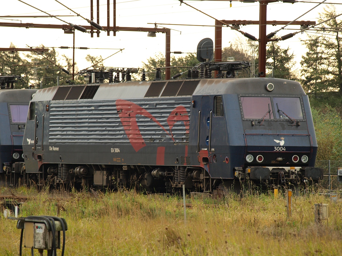 CN(L) Zuglok DSB EA 3004  Ole Rømer  abgestellt im Gbf Padborg. Grund waren Bauarbeiten an einer Brücke und die damit verbundene Vollsperrung Richtung Kopenhagen. 21.10.2011(üaVinG)