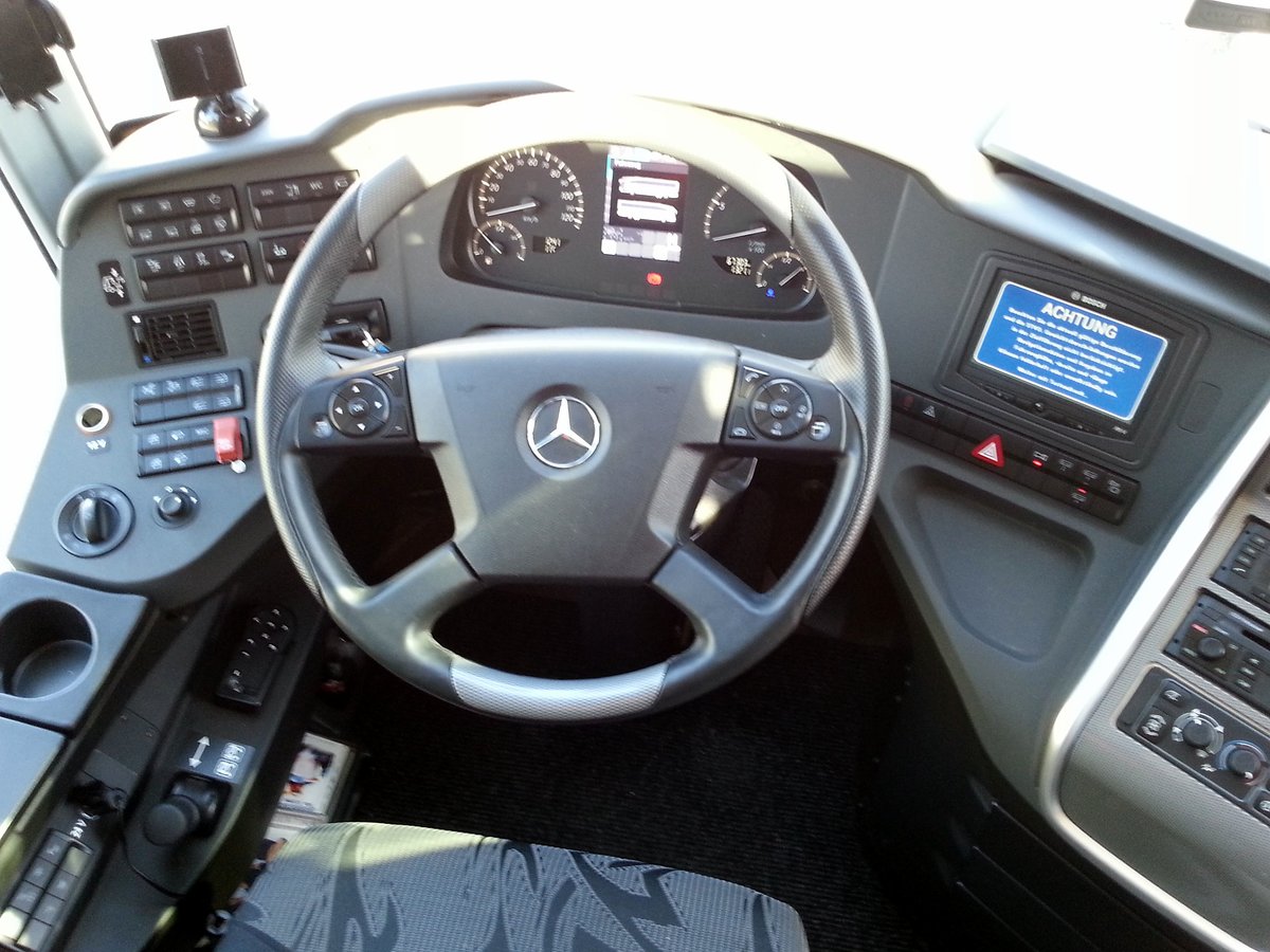 Cockpit im Mercedes Travego von k & k Busreisen,Mannschaftsbus des �sterr. Fu�ball-Nationalteams in Wien gesehen.
