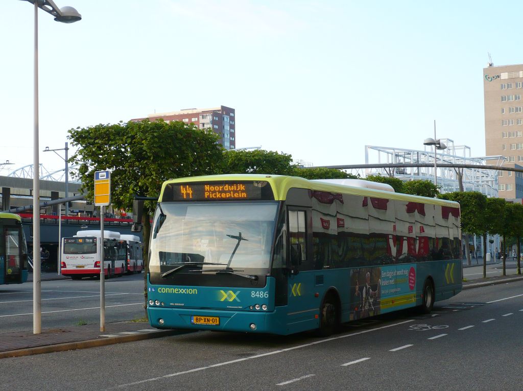 Connexxion Bus 8486 DAF VDL Berkhof Ambassador 200 bBaujahr 2005. Stationsplein Leiden 20-08-2012.