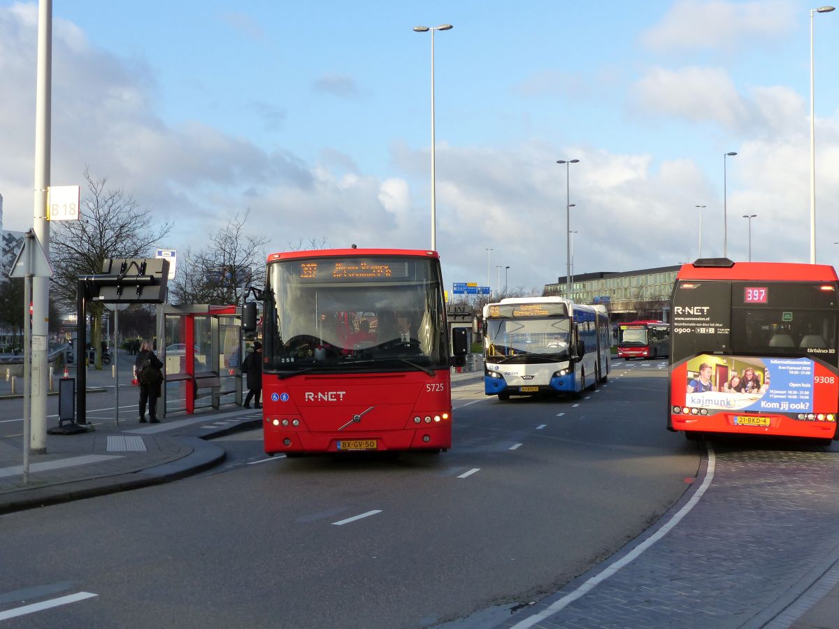 Connexxion R-Net Bus 5725 Volvo 8700 BLE Baujahr 2009. Aankomstpassage Flughafen Schiphol, Amsterdam 18-02-2020.

Connexxion R-Net bus 5725 Volvo 8700 BLE bouwjaar 2009. Aankomstpassage luchthaven Schiphol 18-02-2020.