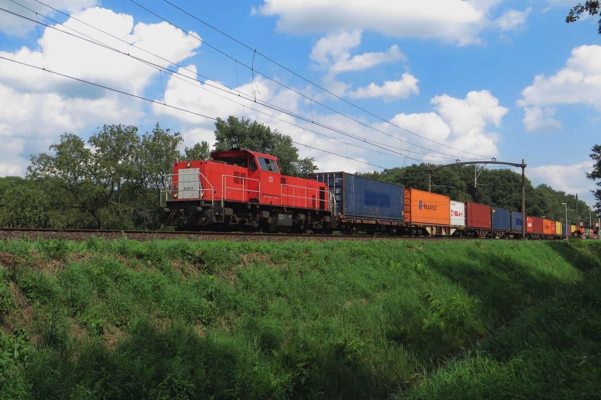 Containerzug mit 6432 durchfahrt Tilburg Oude Warande am 19 Juli 2020. 